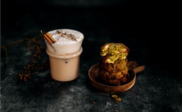 Del&eacute;itate con este chai latte y esta cookie de matcha con pepitas de chocolate blanco