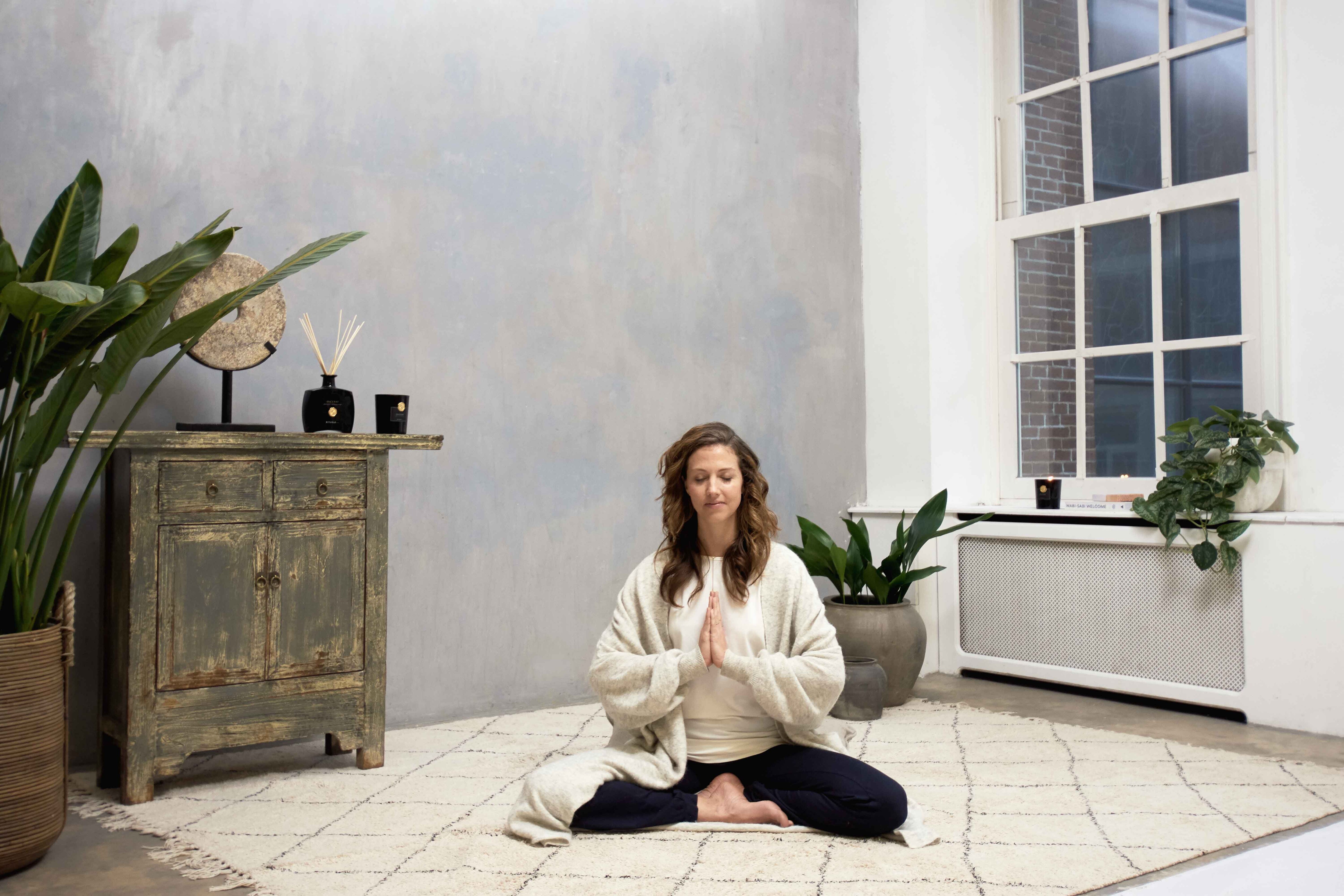 Acolha o sil&ecirc;ncio atrav&eacute;s da medita&ccedil;&atilde;o