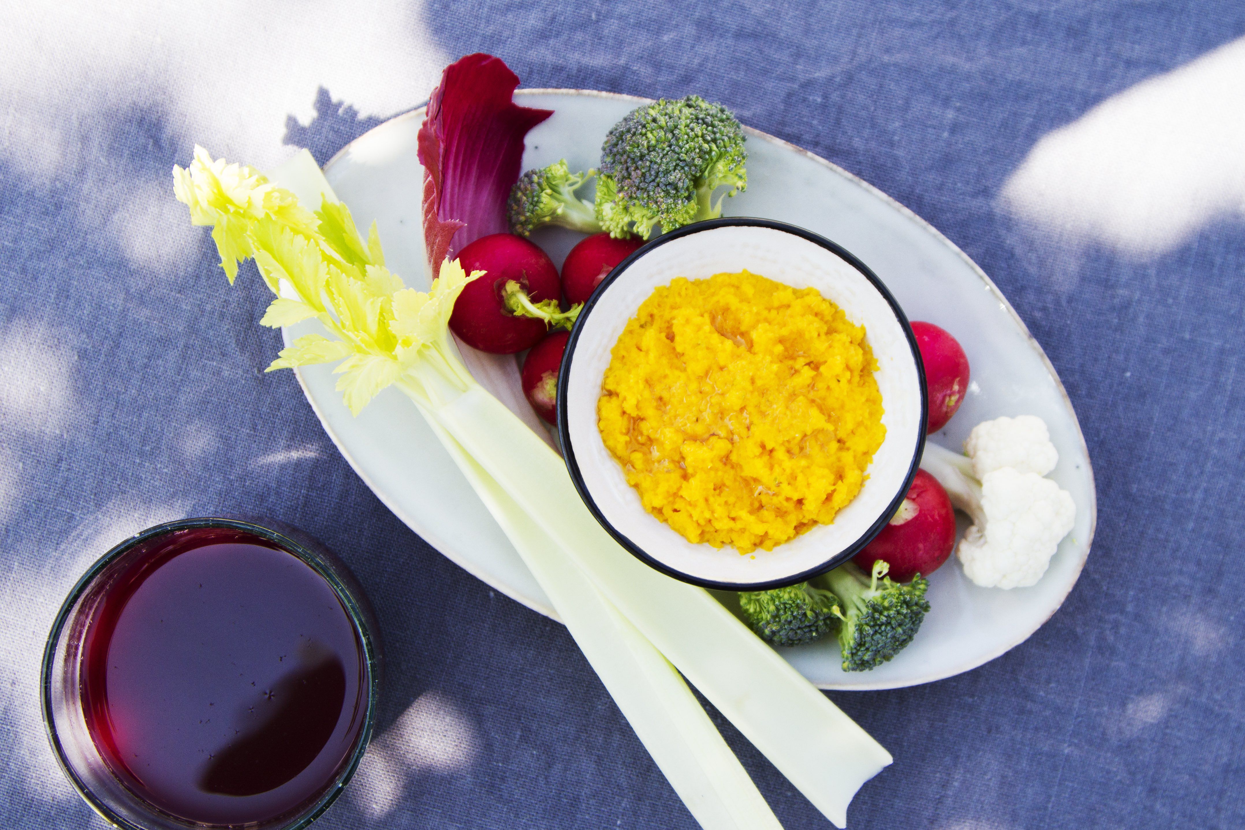 Healthy snack: Indian carrot dip with vegetables